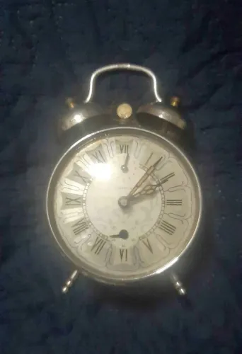 Raro e antigo despertador todo em metal Kienzle **LEIA DETALHES NO ANÚNCIO **