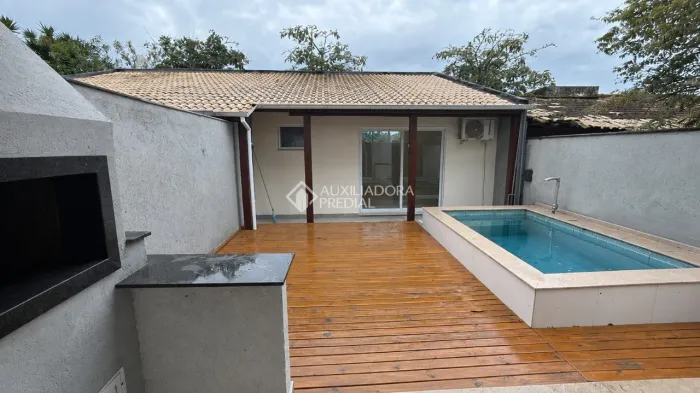 Casa com 3 dormitórios para locação no Rio Tavares
