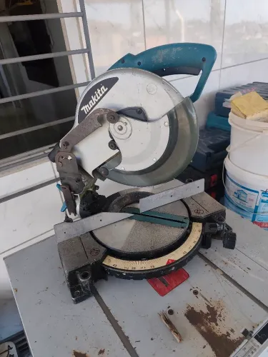 Vendo serra de meia esquadria Makita , máquina muito boa ,