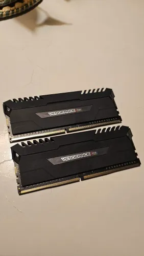 Memória RAM Corsair Vengeance Preta RGB (2x8GB) 3000Mhz DDR4, CMR16GX4M2D3000C16