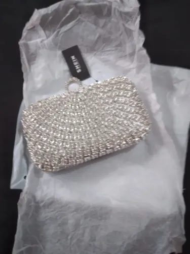 Bolsa clutch prateada elegante