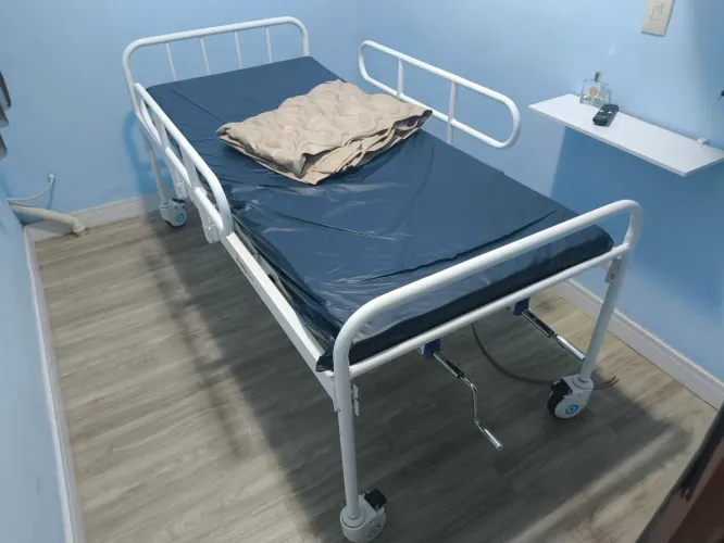 Cama hospitalar / geriátrica + 2 colchões , 1 pneumático e 1 antiescarea, 3 meses de uso.