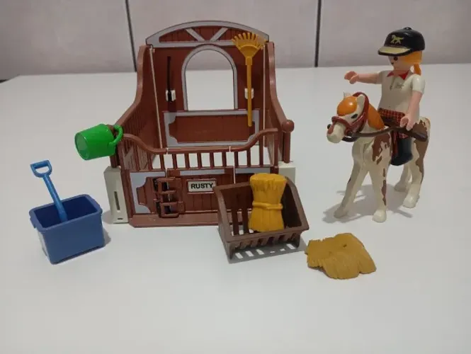 Playmobil estábulo e cavalo
