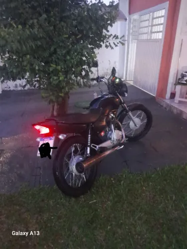 Titan 125 com partida elétrica e no pedal