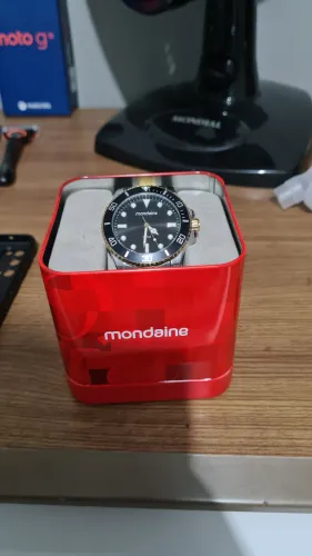 Relógio mondaine prat e dourado