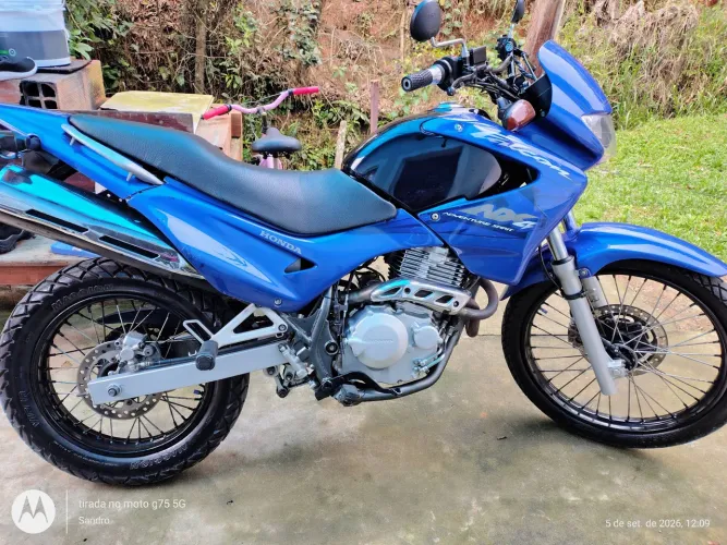 Moto linda forte e confortável 