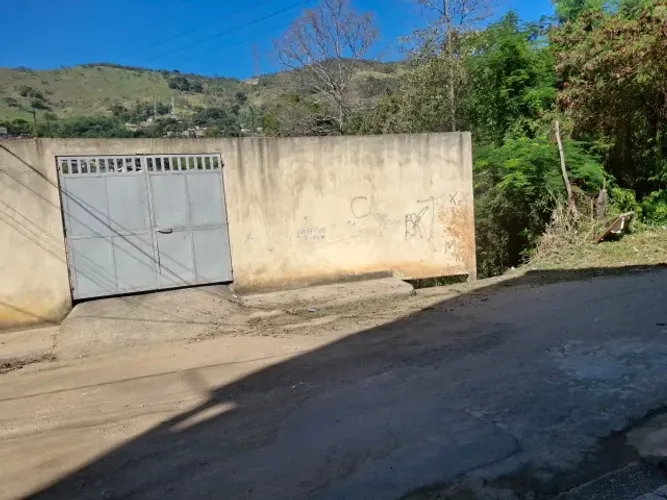 VENDO TERRENO DE 300M² COM 4 EDIFICAÇÕES!