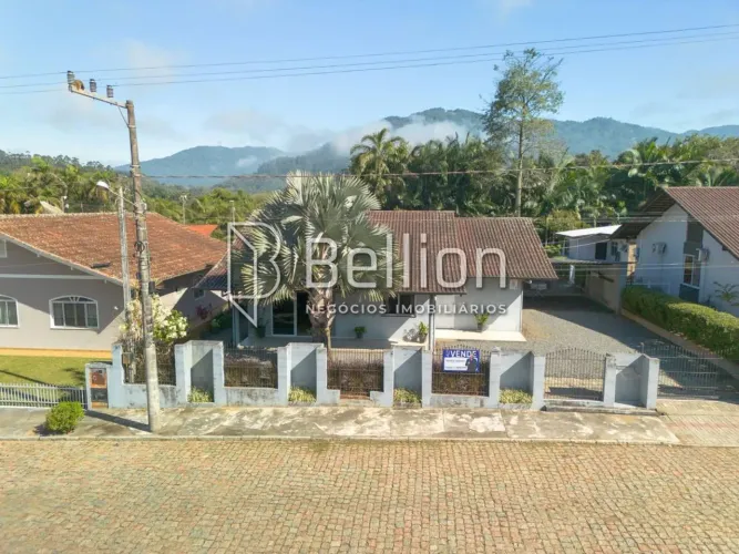 Casa à Venda no Centro de Rio dos Cedros | Terreno de 979,10 m² e 4 Quartos