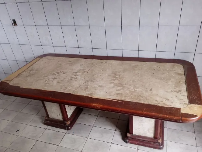 Mesa de madeira c/ mármore (sem cadeira)