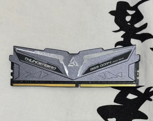 Memória RAM Thunderbird 8GB DDR4 3200mhz