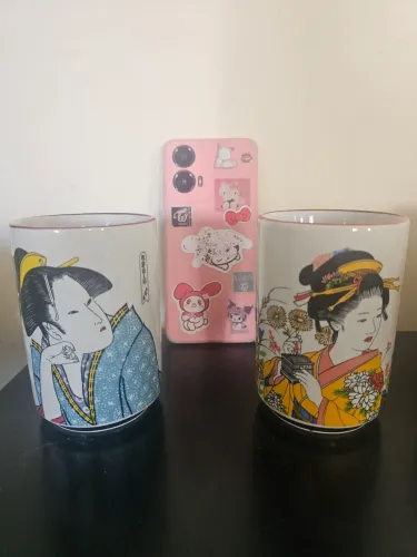 2 Copos em porcelana japonesa com ilustracoes de gueixas