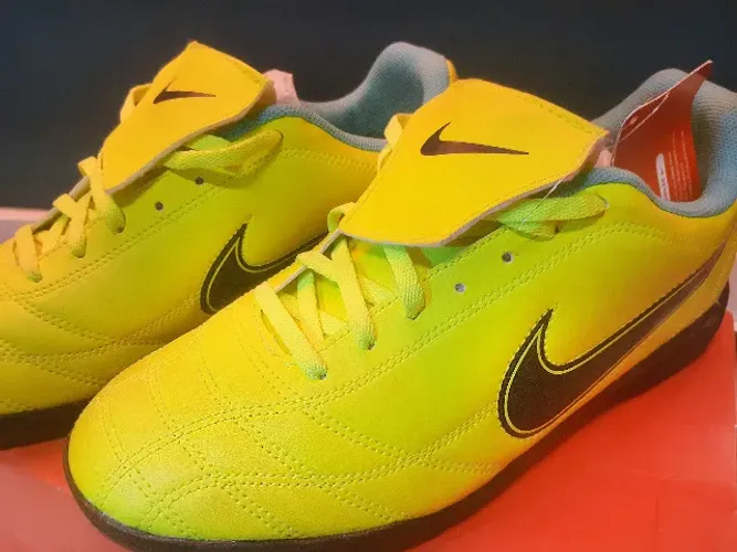 Chuteira NIKE- Futebol Society