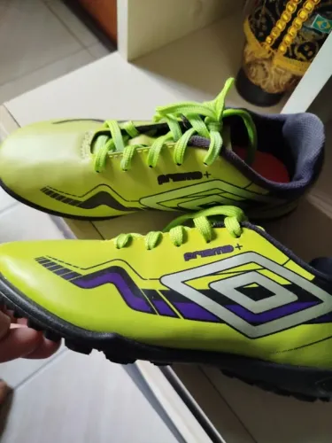 Chuteira Umbro, tamanho 33, com pouquíssimo uso.