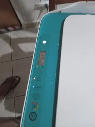 Impressora multifuncional HP com os cartuchos só tem que carregar com as tintas