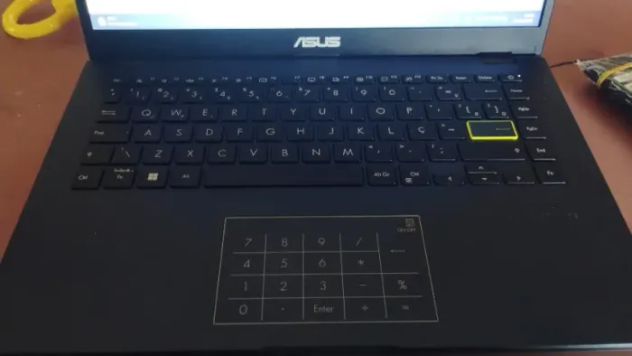 Notebook Asus E410M, possui pequenas manchas na tela