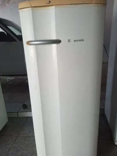 Geladeira eletrolux 240 litros porte médio para pequenos espaços. 