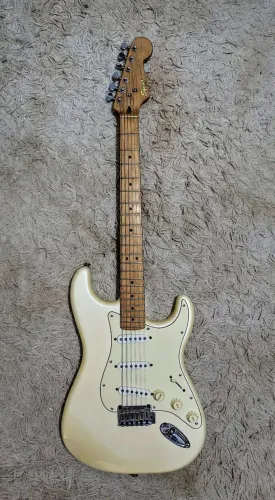 Guitarra Squier Deluxe Stratocaster