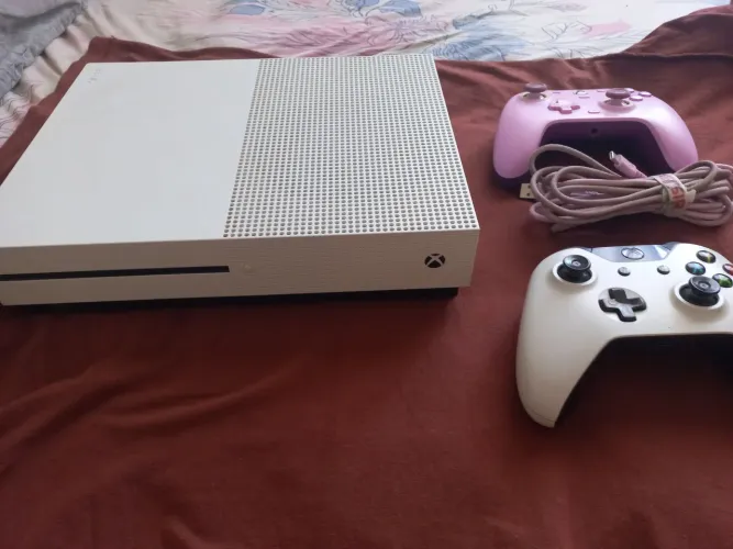 Xbox One S 1TB + 2 Controles (1 Pro com Paddles)