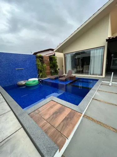 Casa em condomínio, 3 quartos, 5 banheiros, com piscina.