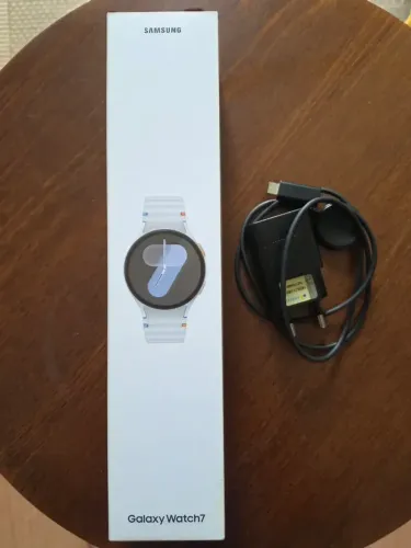 Elegante smartwatch Samsung Watch 7 de 44mm, com design moderno e funcionalidades avançada