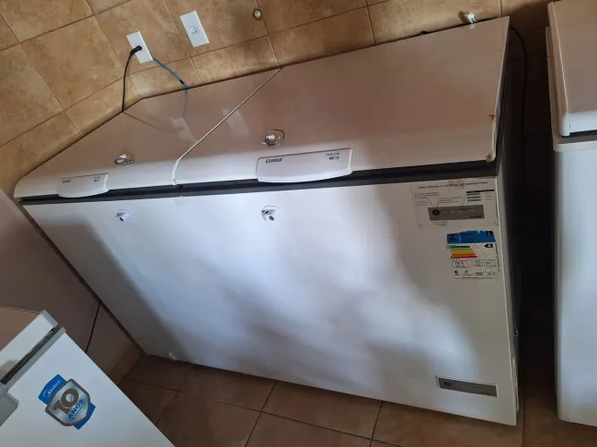 Freezer consul 534 l e caixas com vasilhame 300ml Retornavel Ambev. 