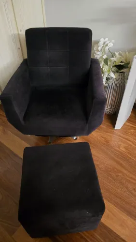 Poltrona com puff preto de veludo 900 reais
