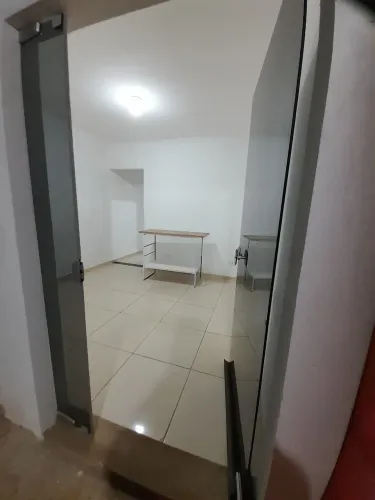 ALUGO (MASC) 1 KITINET PRÁ 1 PESSOA QUARTO E BANHEIRO ,SEM COZINHA .