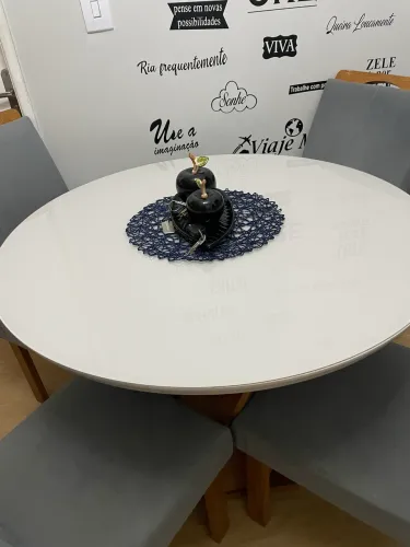 Mesa com 4 cadeiras