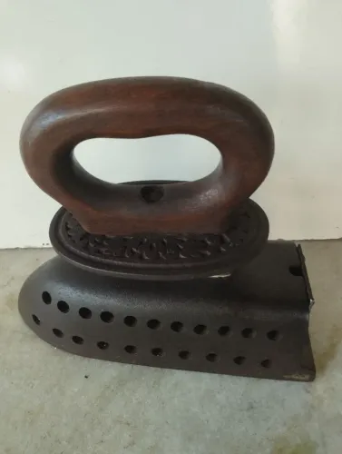 Ferro de passar antigo 