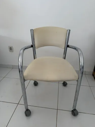 Cadeira branca estofada com rodinhas