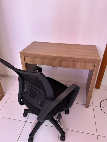 Escrivaninha com cadeira de rodinhas