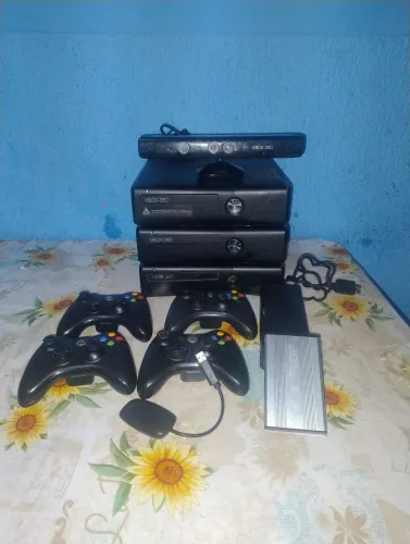 3 XBOX 360 4 CONTROLES 1 KINECT 2 HD 500 GIGA CADA: LEIA AS DESCRIÇÕES