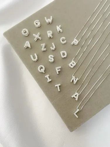 Colar prata com pingente letra 
