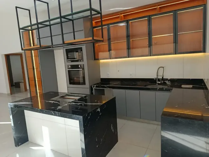 Casa de condomínio fechado c/ móveis planejados em todos ambientes