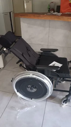 Cadeira de Rodas inclinável novinha