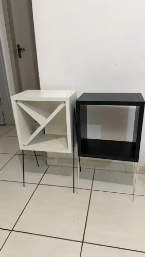 Nichos com pé alto (mesa de apoio) com porta vinho