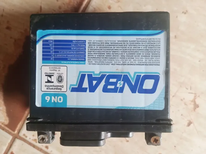 Vendo bateria de moto semi-nova 