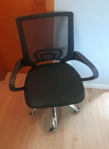 Cadeira de Escritório com Rodinhas - R$ 250