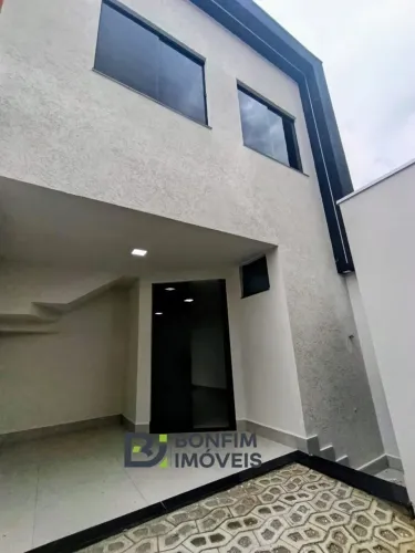 Casa Duplex Nova 1 Suíte + 2 Quartos e cozinha com armário e cooktop no Sir