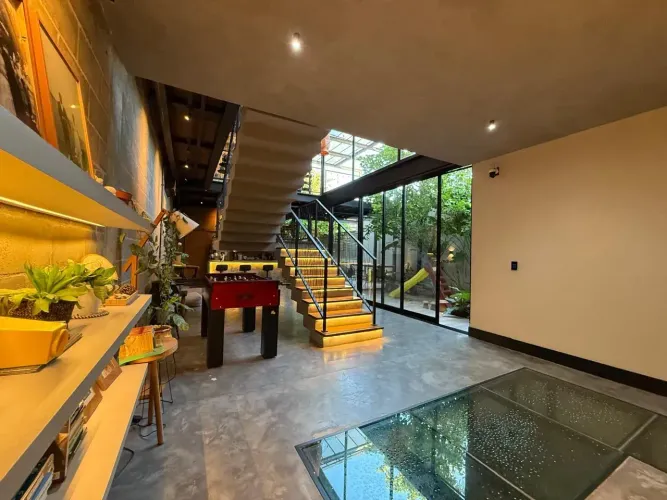 Casa inteligente no estilo industrial localizada no Condomínio Green Hills