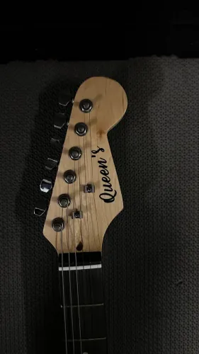 Guitarra Stratocaster Queen?s - Perfeita para Iniciantes | Conservada