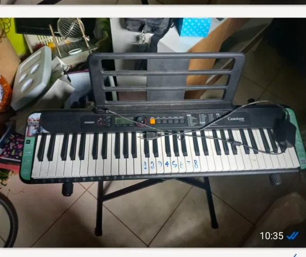 Piano, marca Cassio.