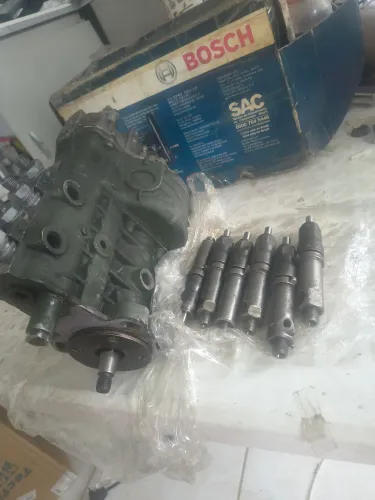 Bomba injetora Bosch MB 709 e barco com motor OM 364
