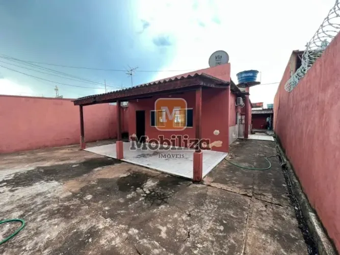 Casa com 3 quartos sendo 1 suíte, quintal amplo e ótima localização no bairro Aponiã