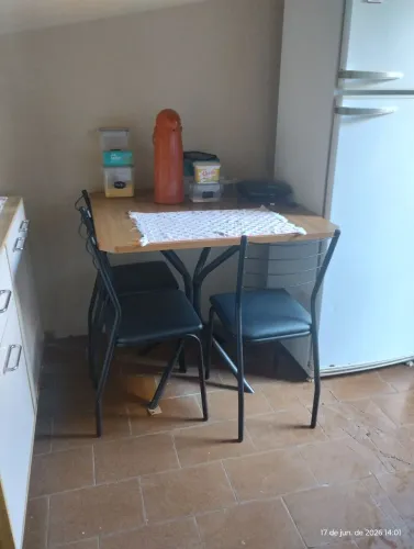 Vendo jogo de mesa com 4 cadeiras 