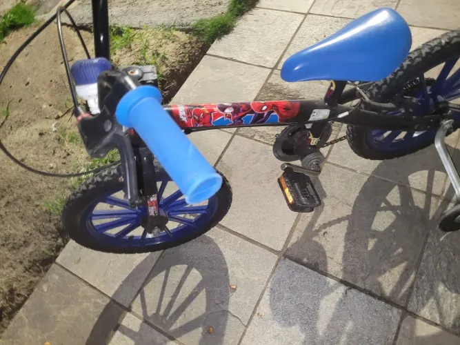 Vendo uma bicicleta aro16 para menino 