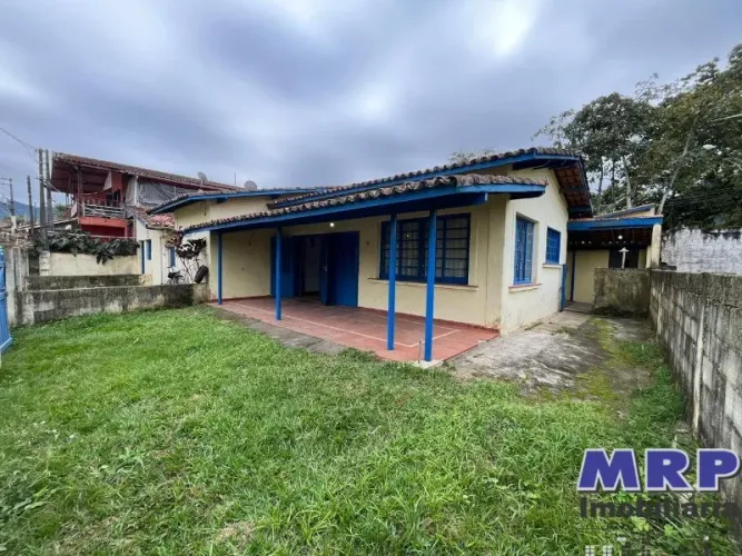Casa com 3 kitnets a venda em Ubatuba, apenas 50 mts da Praia da Maranduba. Oportunidade d