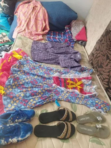 Vendo essas roupas de quadrilha para festa junina essas sandálias e o tenis do Sonic novo
