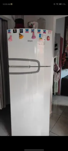 Vende-se essa geladeira.