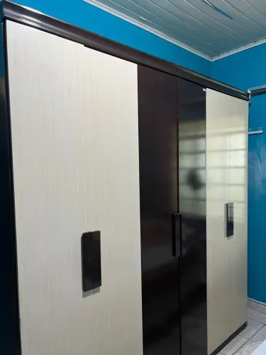 2 Guarda-Roupas com 6 portas